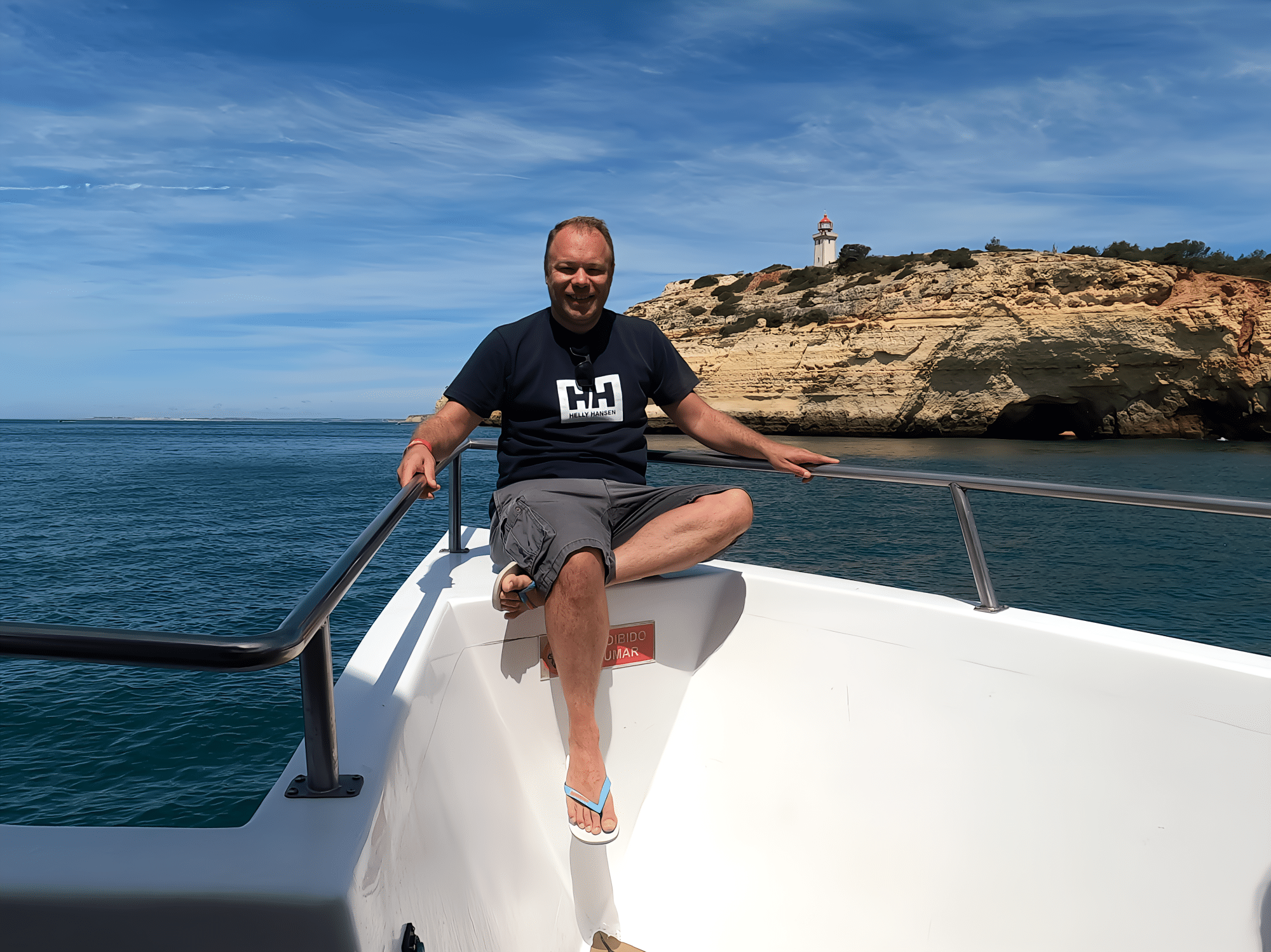 Come Raggiungere la Libertà finanziaria, Stefano in barca in Algarve, Portogallo, dove vive