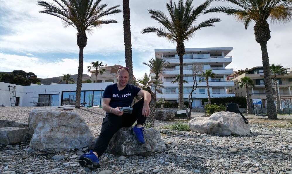 persona che tiene in mano un drone, simbolo di controllo e concentrazione su ciò che possiamo gestire